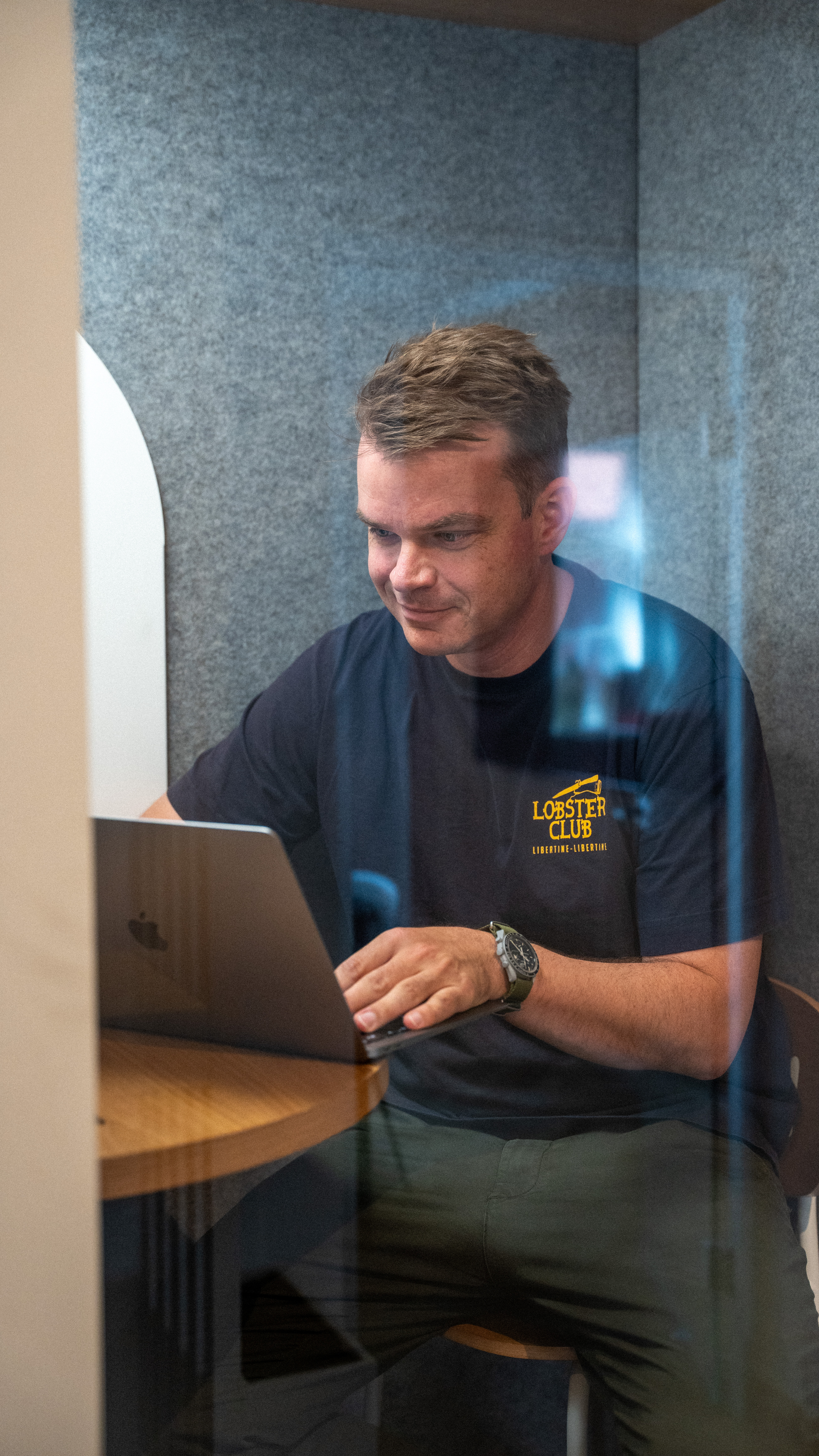 Kasper Mathiesen arbejder på sin laptop hos Searchmind