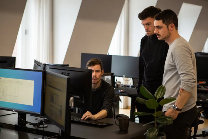 Searchmind-team ved skærme på kontoret