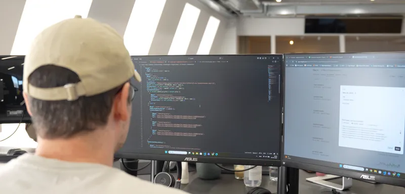 SEO-specialist ved skærm med kode